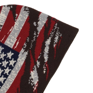 Primer plano detallado del gorro de punto con diseño retro de la bandera de EE. UU.
