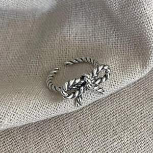 Retro 925 sterling silver bow ring with twisted rope texture and adjustable open band