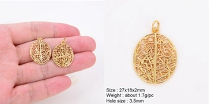 Detailed view of 27x18mm copper lace pendant with size and weight specifications