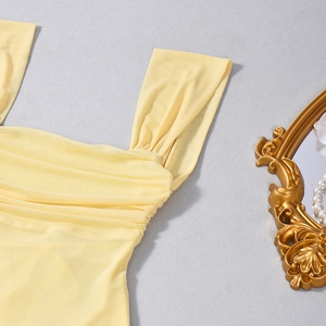 Dettaglio del tessuto a rete giallo con intricato design arricciato e texture pieghettata