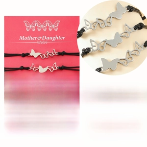 Lot de trois bracelets papillon évidés avec cordons réglables sur carte cadeau rouge
