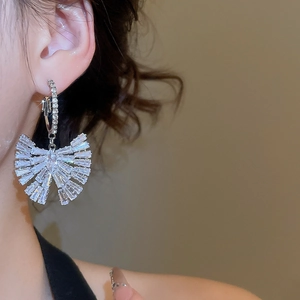 Gros plan de boucles d'oreilles en zircon en forme d'éventail au style luxueux