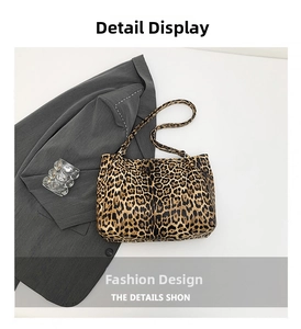 Detail der Leopardenmuster-Tasche mit braunen Schultergurten und hochwertigem Finish