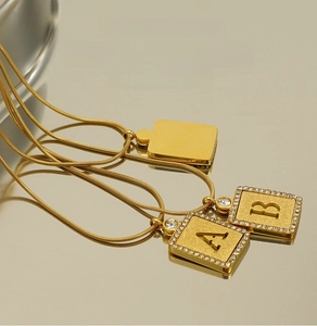 Detailansicht der 18K vergoldeten Edelstahl-Buchstabenanhänger mit feinem Kristallbesatz