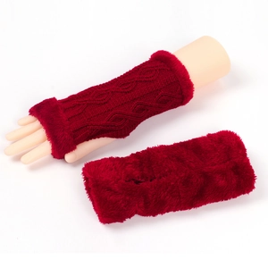 Détail de mitaines en maille torsadée bordeaux avec bordure en peluche douce sur fond blanc