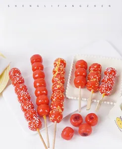 Vista detallada de brochetas de frutas confitadas con glaseado brillante en plato blanco