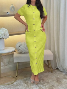 Elegantes gelbes strukturiertes Strick-Bodycon-Kleid mit Knopfdetails und Kurzarm