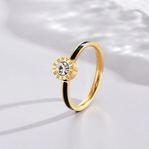 Bague élégante en acier doré avec chiffres romains, émail noir et zircon central