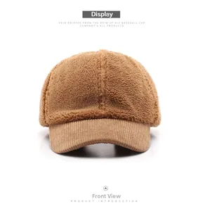 Gros plan sur la casquette kaki avec couronne en polaire pelucheuse et visière en velours