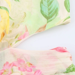 Gros plan du tissu à imprimé floral avec fleurs roses élégantes et plis texturés