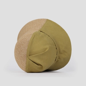 Dettaglio del cappello da sole in lino con corona in paglia intrecciata traspirante