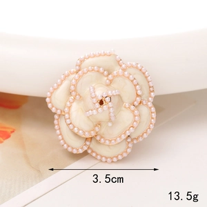 Détail macro de l'accessoire camélia crème avec dimensions de 3,5 cm et poids de 13,5 g