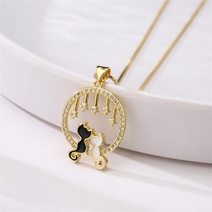 Goldene Halskette mit Schwarz-Weiß-Katzen-Silhouette und funkelnden Zirkonia-Anhängern