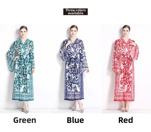 Détails des robes maxi à col en V en vert, bleu et rouge avec imprimés floraux