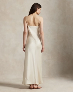 Détail de la robe dos nu en satin champagne montrant la texture de soie élégante
