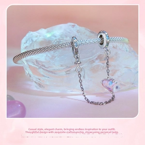Detalle macro de la cadena de seguridad de plata 925 con colgante de corazón rosa