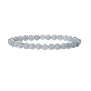 Gros plan d'un bracelet en perles de pierre naturelle bleu clair de 8mm avec texture minérale