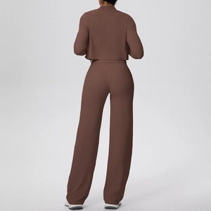 Vue arrière de l'ensemble de yoga chocolat avec haut court manches longues et pantalon