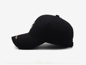 Vue latérale de casquette de baseball noire avec broderie Pride dorée en sergé de coton