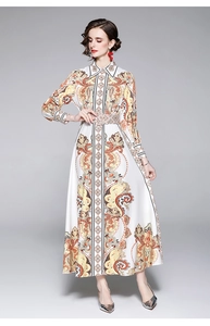 Détail de l'imprimé baroque vintage et du col à revers sur une robe longue blanche en A