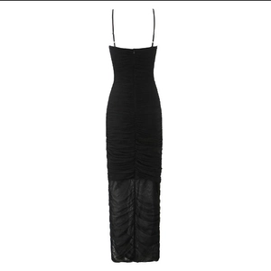 Longue robe noire à bretelles avec détails froncés et texture en maille semi-transparente