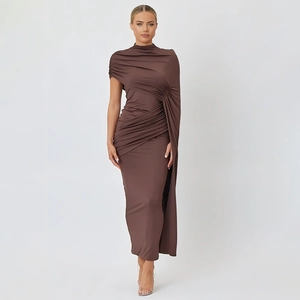 Elegantes braunes One-Shoulder-Maxikleid mit Seitenschlitz und drapiertem Ärmel