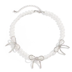 Elegante Perlenkette mit drei silbernen Schleifenanhängern und verstellbarer Kette
