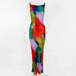 Détail de l'imprimé floral aquarelle coloré et de la texture plissée sur robe caraco moulante