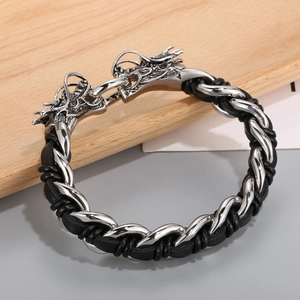Detalle de pulsera de cuero trenzado estilo punk con cierre de cabeza de dragón