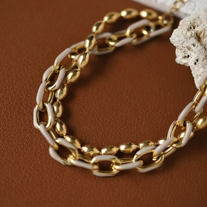 Vue détaillée d'un bracelet doré double couche avec perles kaki sur support en cuir