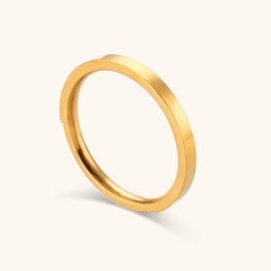 Anello minimalista in acciaio inossidabile placcato oro 18K con finitura opaca e bordi