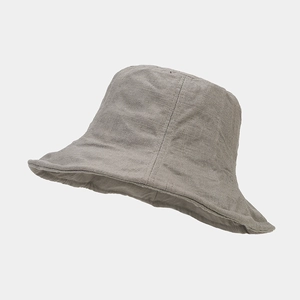 Dettaglio cappello parasole in cotone e lino grigio con trama intrecciata e tesa pieghevole