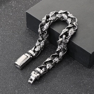 Bracciale punk da uomo in acciaio inossidabile martellato con chiusura a scatto quadrata robusta