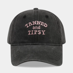 Dettaglio del ricamo rosa TANNED and TIPSY sul cappellino da baseball in cotone nero lavato