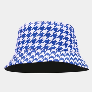 Dettaglio ravvicinato della trama pied-de-poule blu e fodera nera del cappello a secchiello