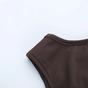 Détail d'une combinaison sans manches marron foncé montrant les coutures et la maille