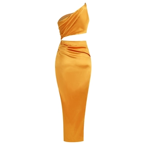 Détail d'une robe de soirée en satin jaune gingembre avec épaule dénudée et fente latérale