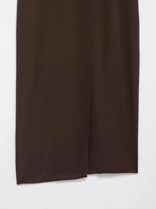 Vue détaillée de la robe marron café montrant des coutures de qualité et un ourlet fendu