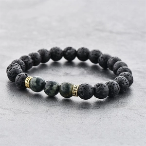 Vue détaillée du bracelet en pierre de lave avec accents dorés sous un angle de 45 degrés