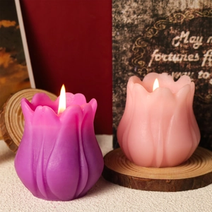 Candele profumate a forma di tulipano fatte a mano in viola e rosa su base in legno