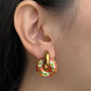 Traditionelle chinesische Creolen in Gold mit bunten Emaille-Blumenanhängern für Damen