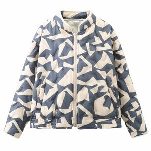 Détail de la veste matelassée géométrique bleu marine et crème avec étiquette de taille