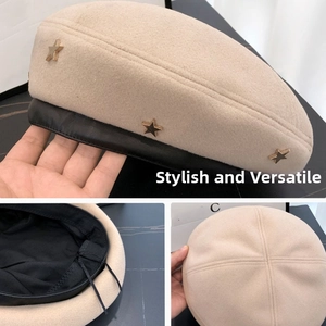 Dettaglio del berretto di lana beige con visiera in ecopelle nera e cinturino interno regolabile