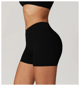 Détail du short de yoga noir à taille en V et coupe sans couture sur le mannequin