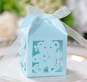 Dettaglio della scatola per dolci azzurra con orsetto tagliato al laser e nastro bianco