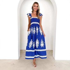 Robe midi bohème à imprimé floral bleu et blanc avec manches à volants et taille froncée