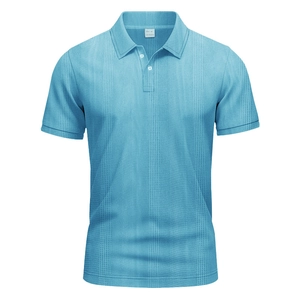 Gros plan du polo bleu clair à texture gaufrée montrant la taille M et le tissu détaillé