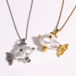 Chic fish-shaped necklace with baroque pearls and blue gemstone eyes in silver and gold