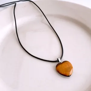 Collier vintage avec pendentif en forme de cœur en pierre œil de tigre et reflets bruns
