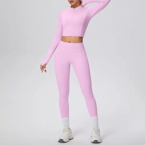 Détail de l'ensemble de yoga rose avec col montant zippé et passe-pouces